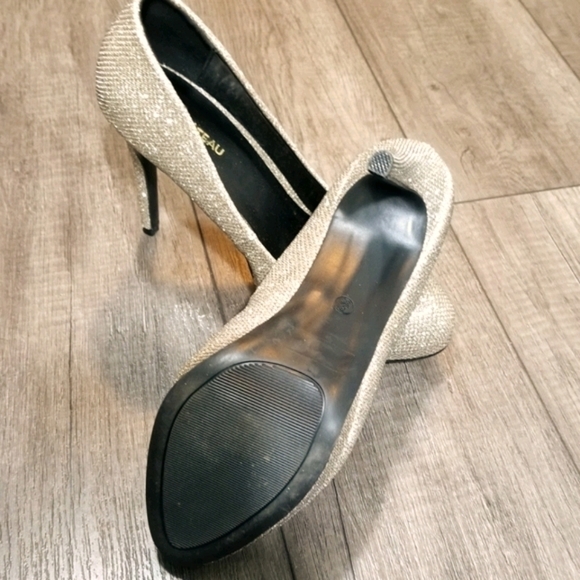 Le Chateau Pumps Size 8 US  38 EU Gold Sparkle Platform - Picture 6 of 7